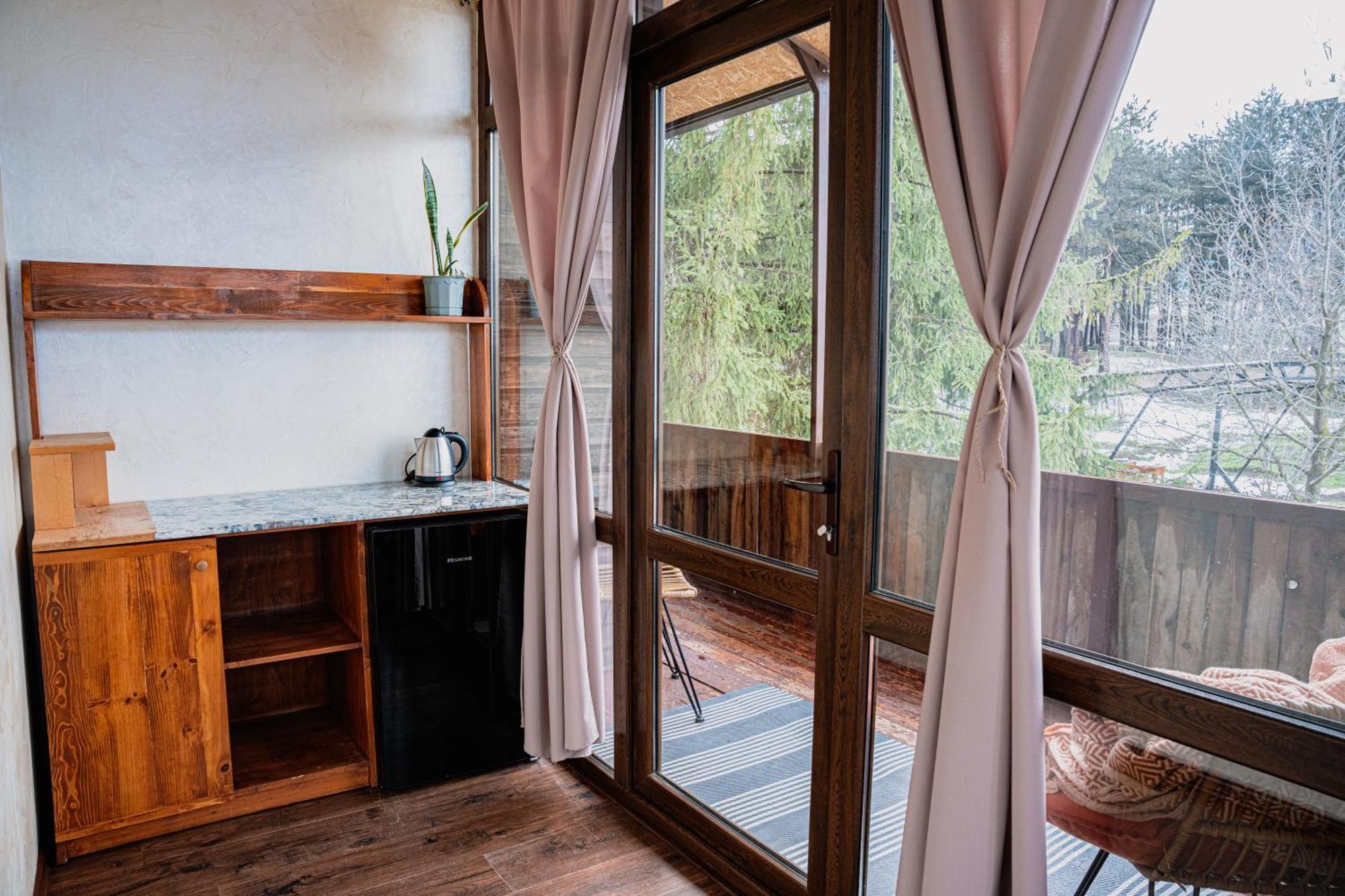 Ecolife Lodge Hotel & Restaurant 斯捷潘纳万 外观 照片